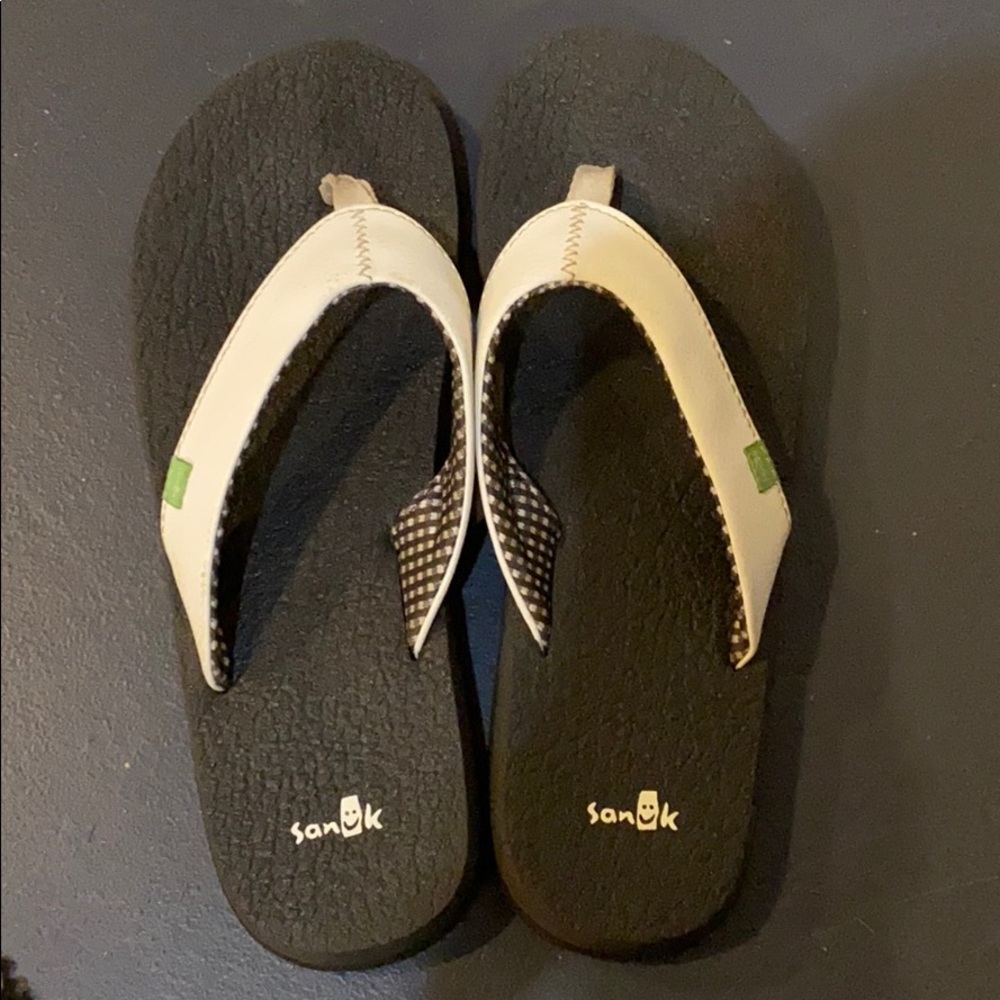 Sanuk sandals size 9 Black and White Flip Flops